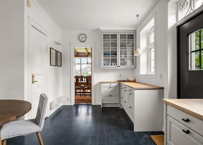 Elegant Historic - Stunning Views Bergen